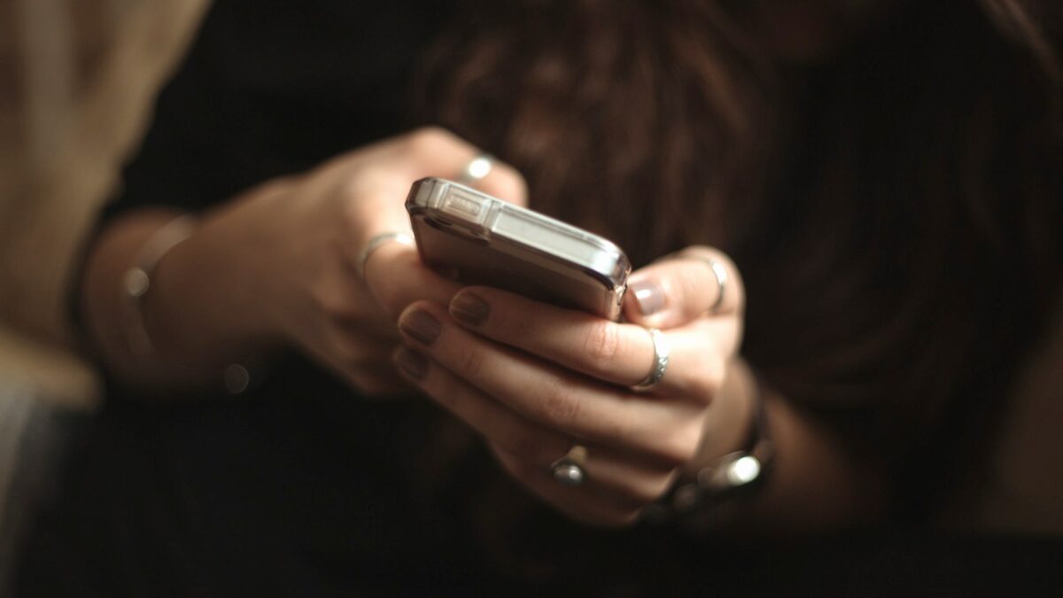 LINEの返信が遅いだけで不安。自分から関係を壊さないためにできること