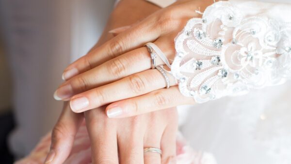 婚活していることを周囲に話せない理由|恥ずかしさの奥にある本音とは?